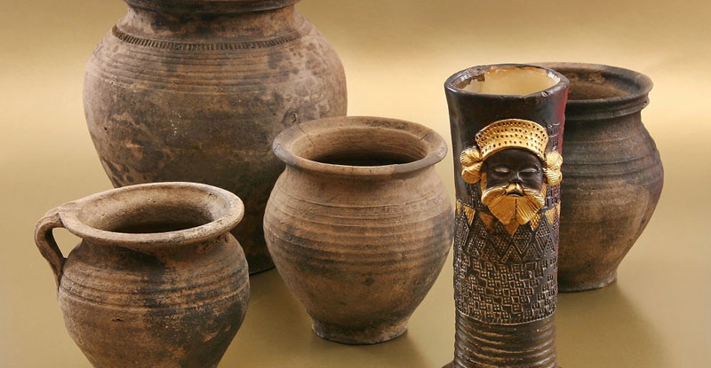 Eksponaty archeologiczne - ceramika pozyskana z krośnieńskiego rynku.