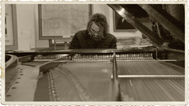 Alexander Gadjiev grający na zabytkowym fortepianie marki Playel w Muzeum Podkarpackim w KRośnie