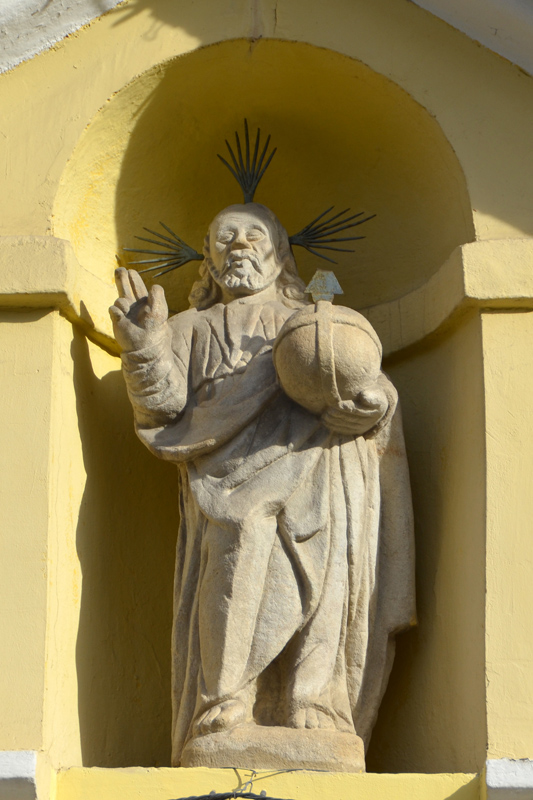 Rzeźba Chrystusa Króla w przyczółku portalu bramy wjazdowej Muzeum Podkarpackiego w Krośnie.