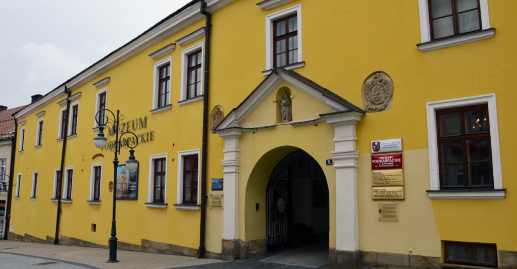 Elewacja frontowa i brama - Muzeum Podkarpackie w Krośnie